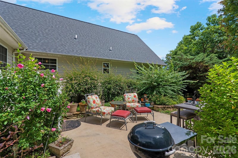 15 Willow Knolls Dr, Weaverville, NC 28787