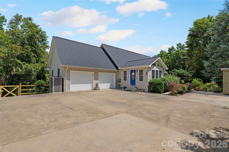 15 Willow Knolls Dr, Weaverville, NC 28787
