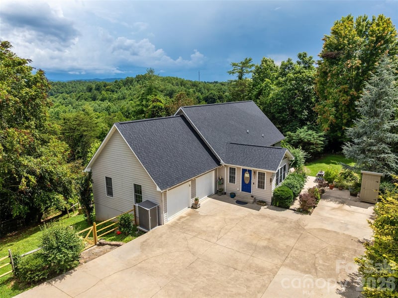 15 Willow Knolls Dr, Weaverville, NC 28787