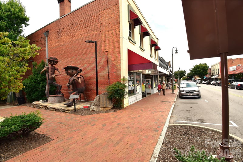 93 Main St, Waynesville, NC 28786