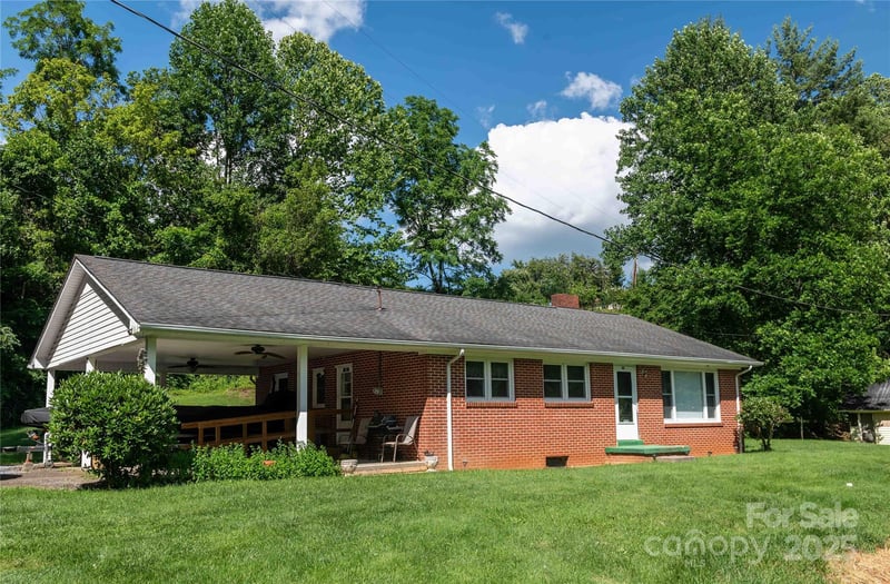 40 Double Island Rd, Burnsville, NC 28714