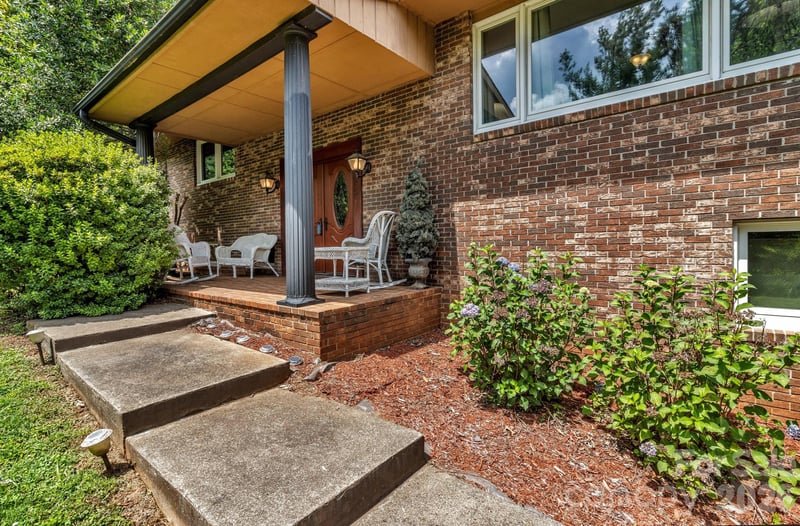 31 Mark Twain Rd, Asheville, NC 28805