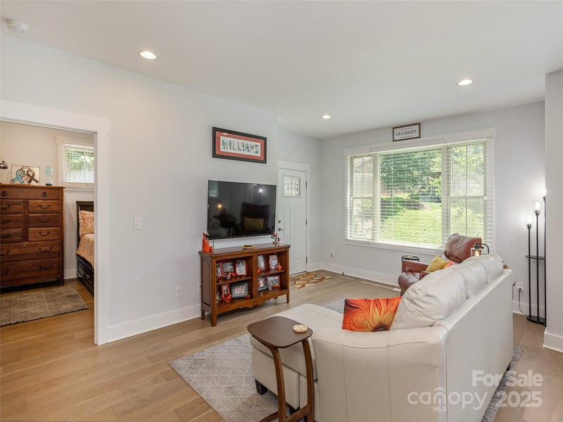 37 Thornes Ln, Asheville, NC 28805