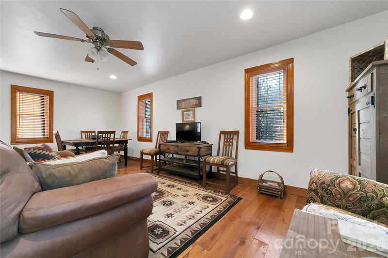 370 Moons Rest Ln, Brevard, NC 28712