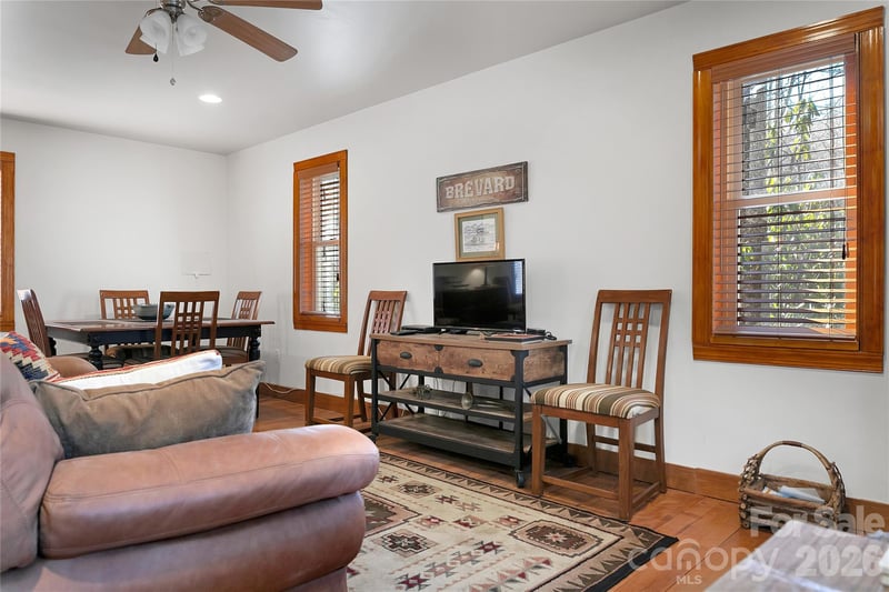 370 Moons Rest Ln, Brevard, NC 28712