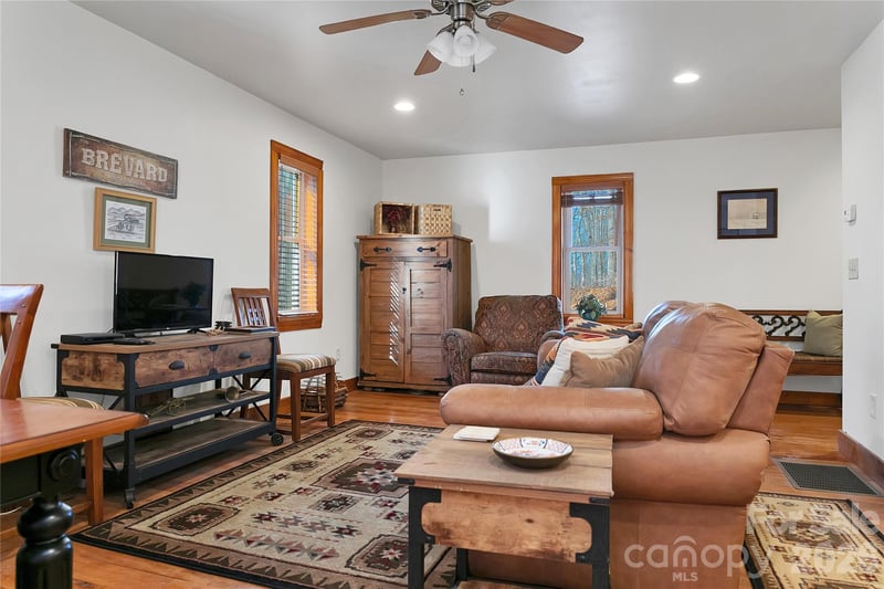 370 Moons Rest Ln, Brevard, NC 28712