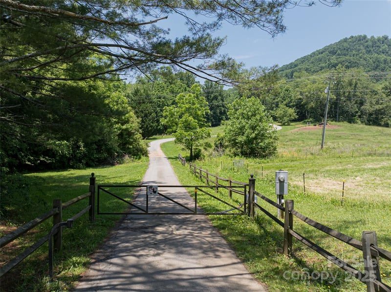 173 Avery Creek Rd, Arden, NC 28704