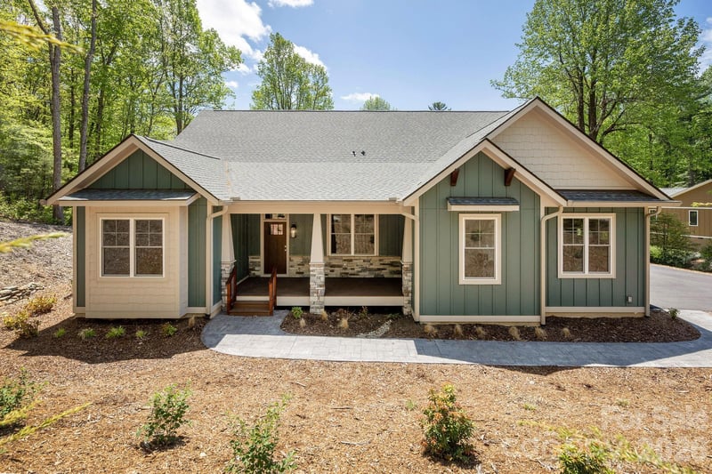 634 Hollybrook Dr, Flat Rock, NC 28731