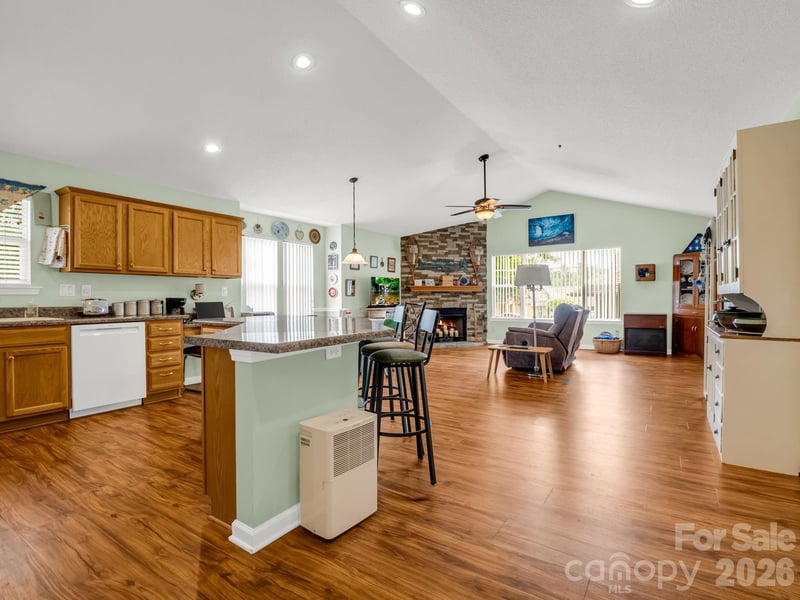27 Gray Wolf Ln, Hendersonville, NC 28792