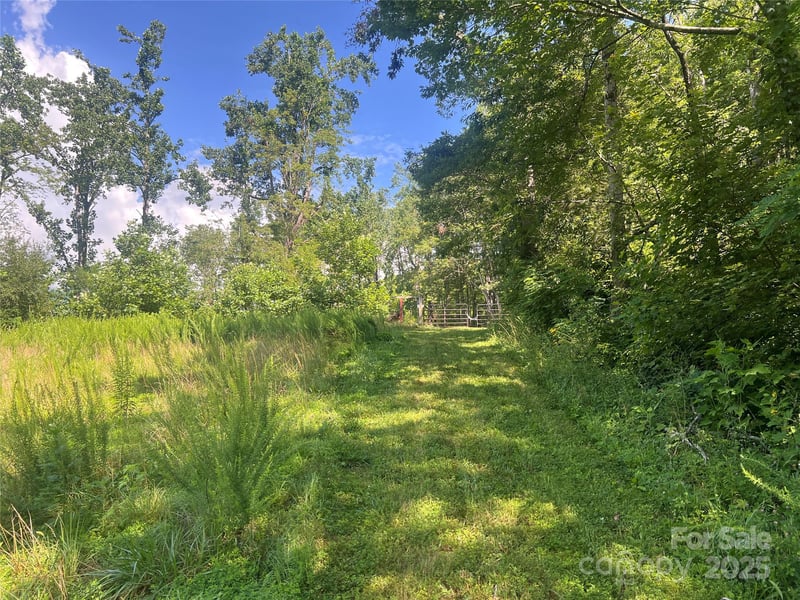 100 Mountain Field Ln, Burnsville, NC 28714