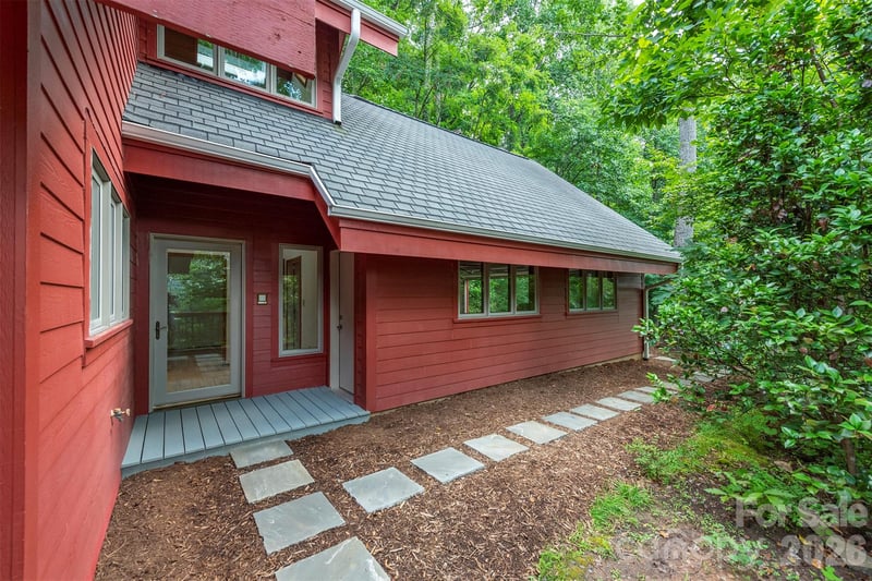 7 Winding Poplar Rd, Black Mountain, NC 28711