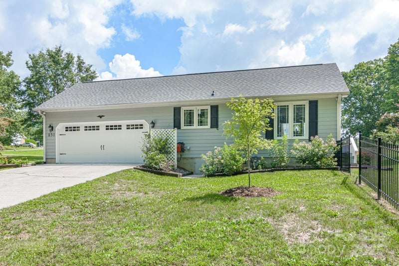 231 Kimberly Ann Dr, Hendersonville, NC 28792