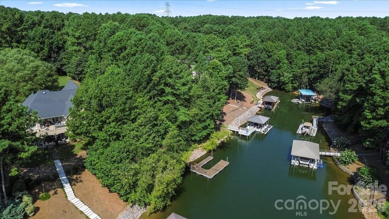 9178 Fair Oak Dr, Sherrills Ford, NC 28673