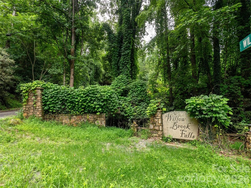 Willow Falls Ln, Hendersonville, NC 28792