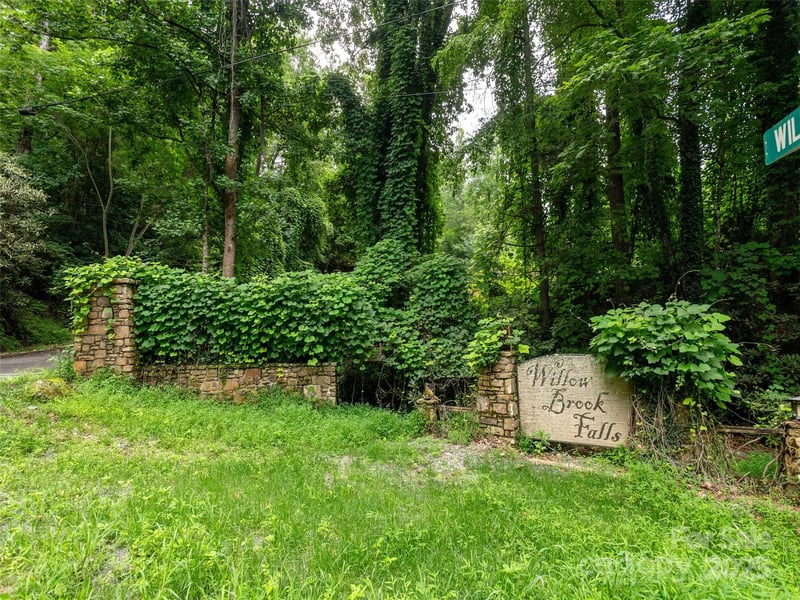 Willow Falls Ln, Hendersonville, NC 28792