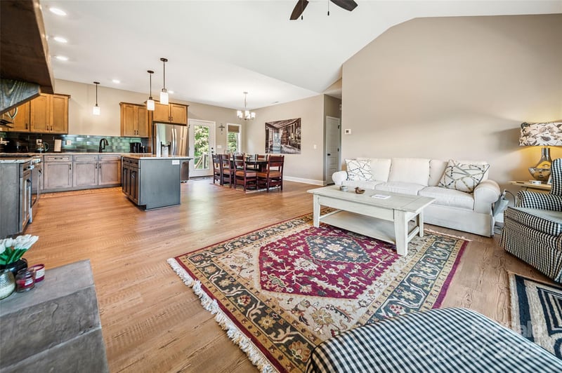 71 Banks Creek Rd, Burnsville, NC 28714
