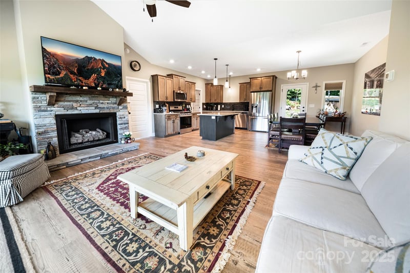71 Banks Creek Rd, Burnsville, NC 28714