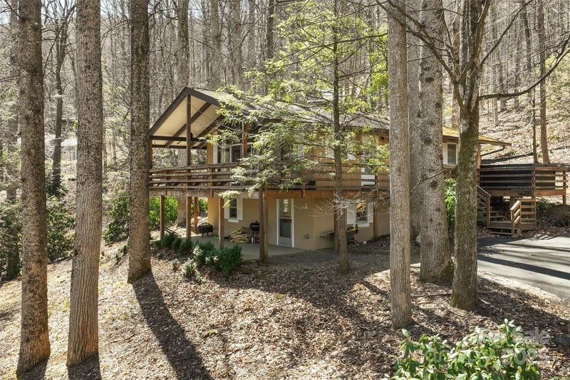 679 Locust Dr, Maggie Valley, NC 28751