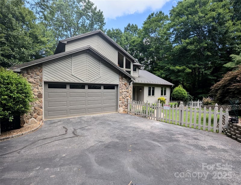 2 Pleasant Hill Dr, Franklin, NC 28734