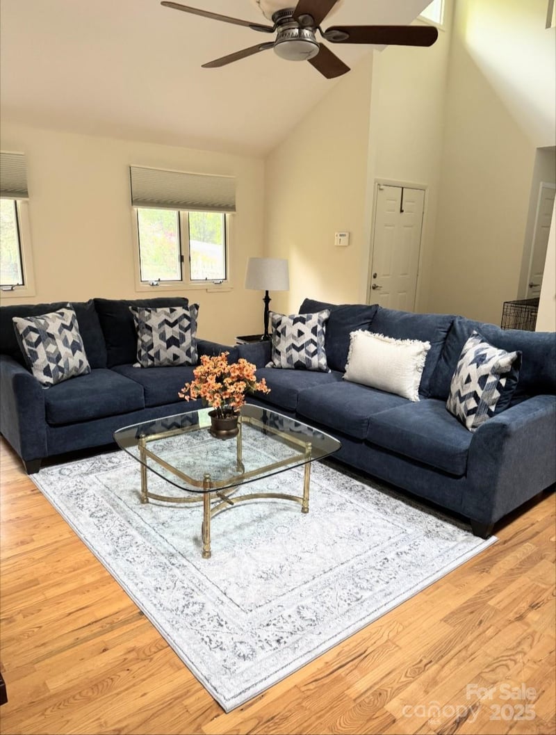 2 Pleasant Hill Dr, Franklin, NC 28734