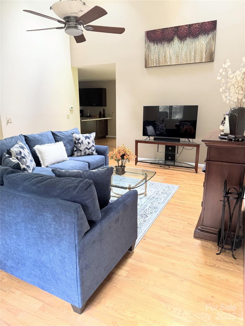 2 Pleasant Hill Dr, Franklin, NC 28734