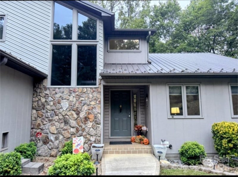 2 Pleasant Hill Dr, Franklin, NC 28734