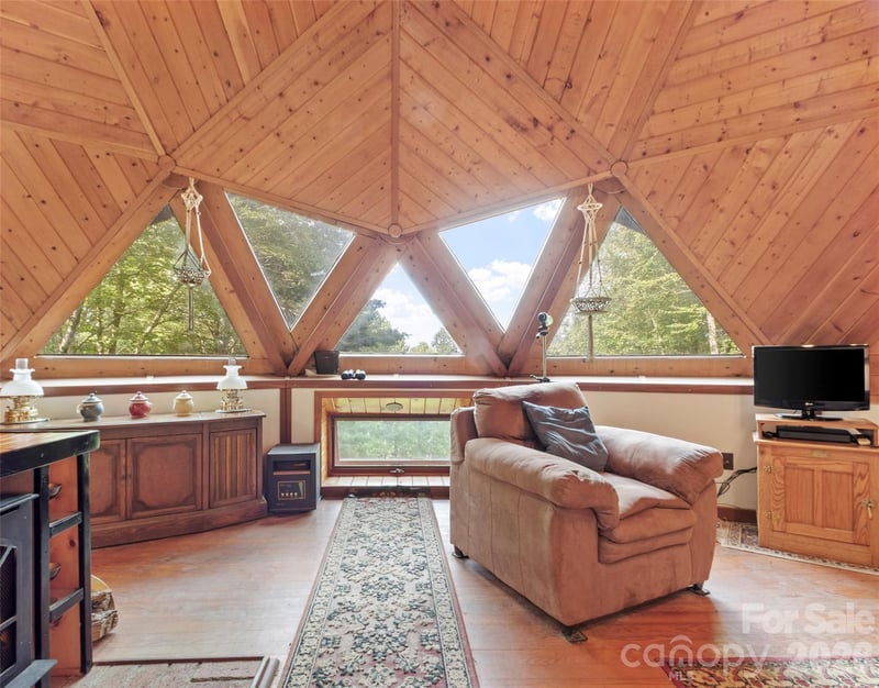 60 Persimmons Ln, Burnsville, NC 28714