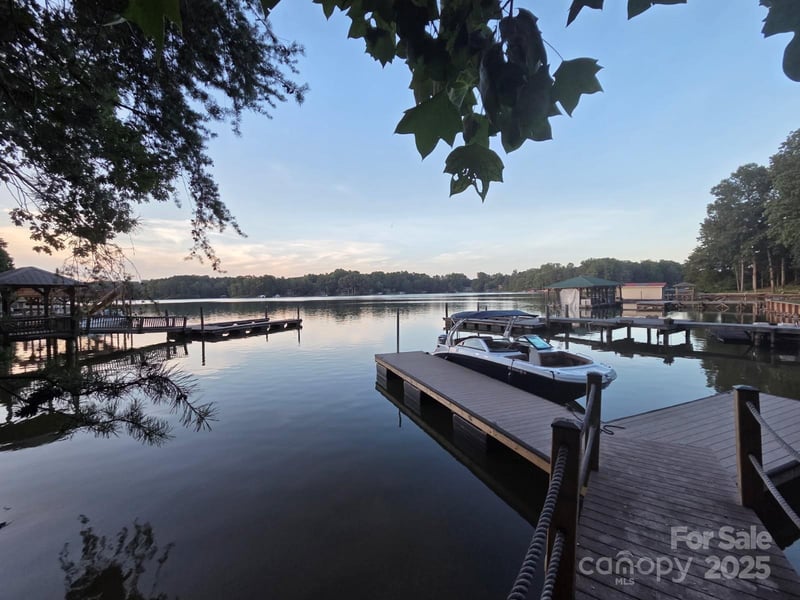 7326 Right Angle St, Sherrills Ford, NC 28673