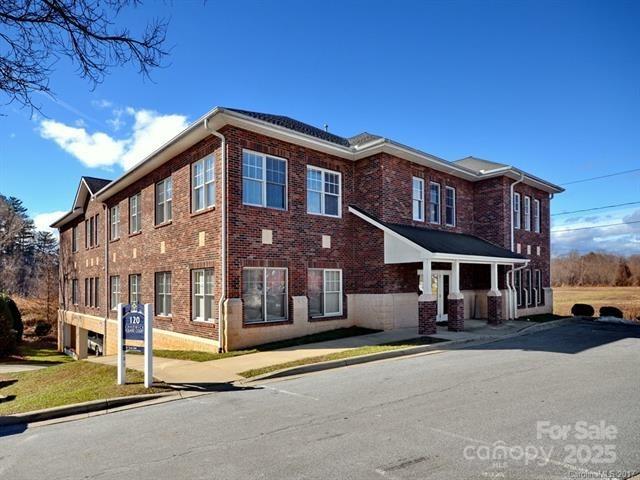 120 Chadwick Square Ct #A, Hendersonville, NC 28739