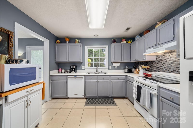 60 Southchase Dr, Fletcher, NC 28732