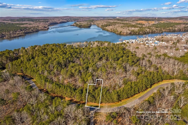 642 Whisper Lake Dr, New London, NC 28127