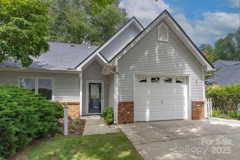 7 Silver Pl, Black Mountain, NC 28711