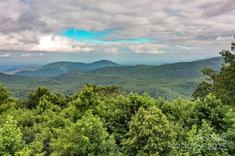 9999 High Cliffs Trl, Black Mountain, NC 28711