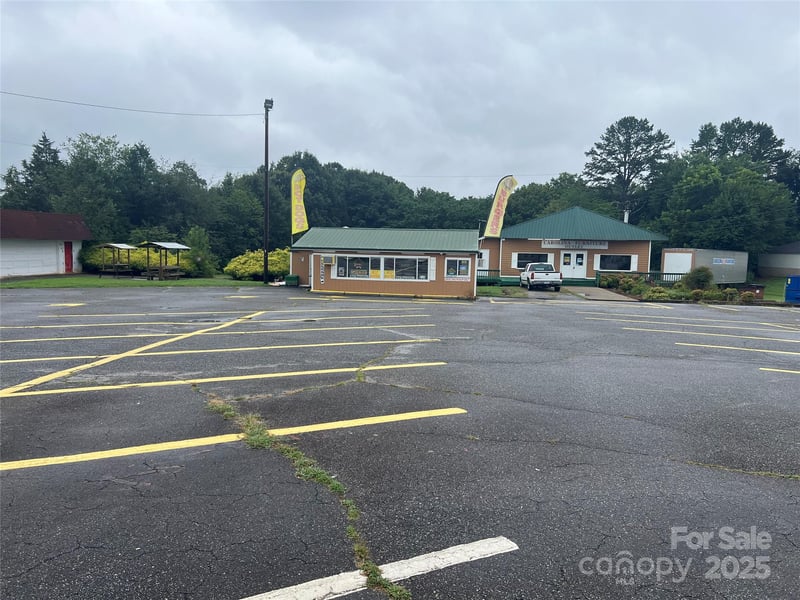 3506 Springs Rd, Hickory, NC 28601