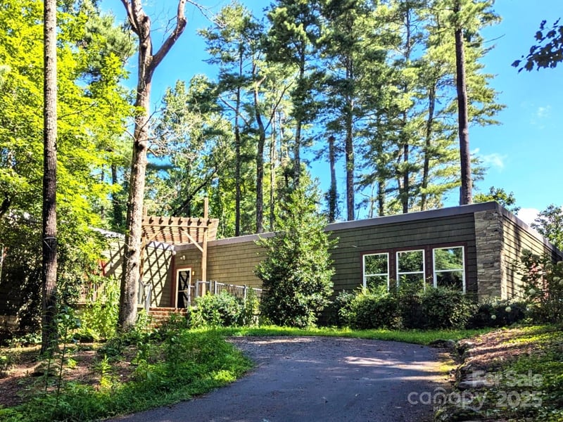 447 Lily Pad Ln, Flat Rock, NC 28731