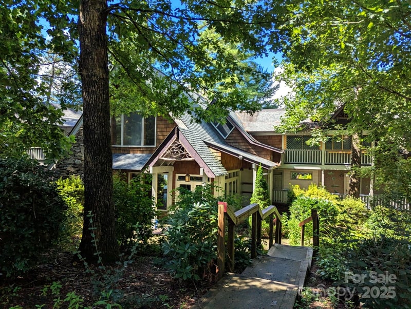 447 Lily Pad Ln, Flat Rock, NC 28731
