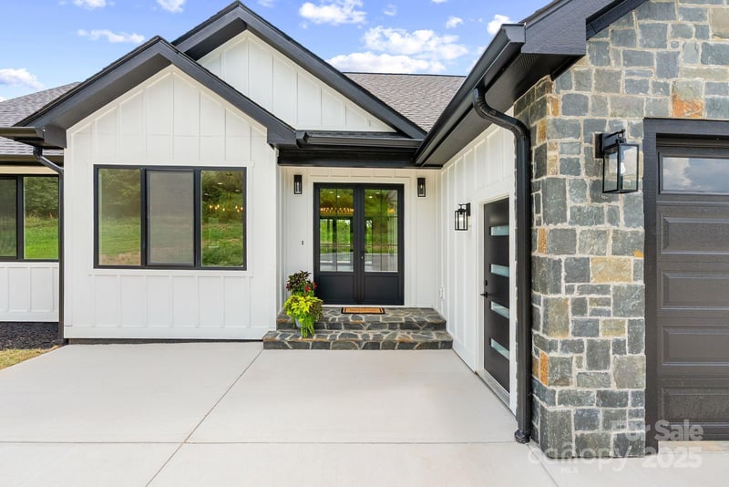 68 Fullam Ln, Mills River, NC 28759