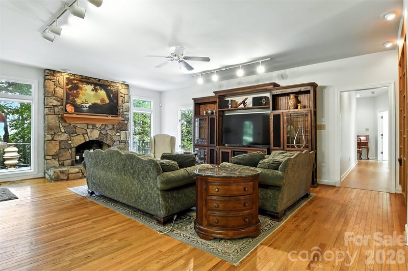 5042 Ridgeland Dr, Hickory, NC 28602