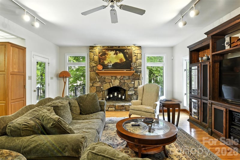 5042 Ridgeland Dr, Hickory, NC 28602