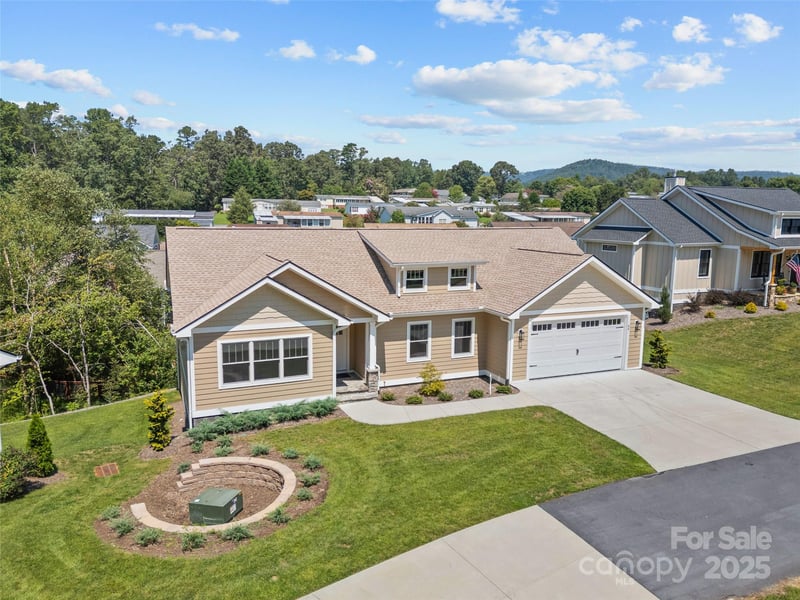 54 Olde Oak Ln, Hendersonville, NC 28792