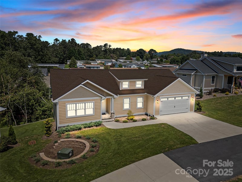54 Olde Oak Ln, Hendersonville, NC 28792