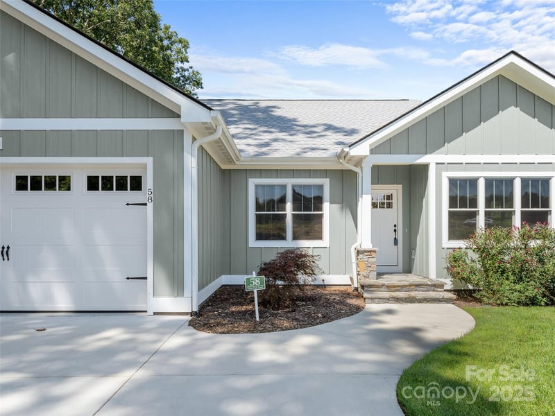 58 Olde Oak Ln, Hendersonville, NC 28792