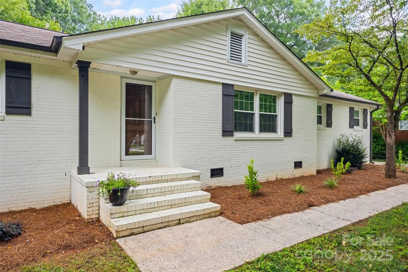 1045 Dooley Dr, Charlotte, NC 28227