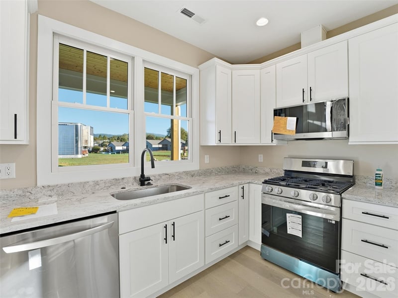 30 Olde Oak Ct, Hendersonville, NC 28792