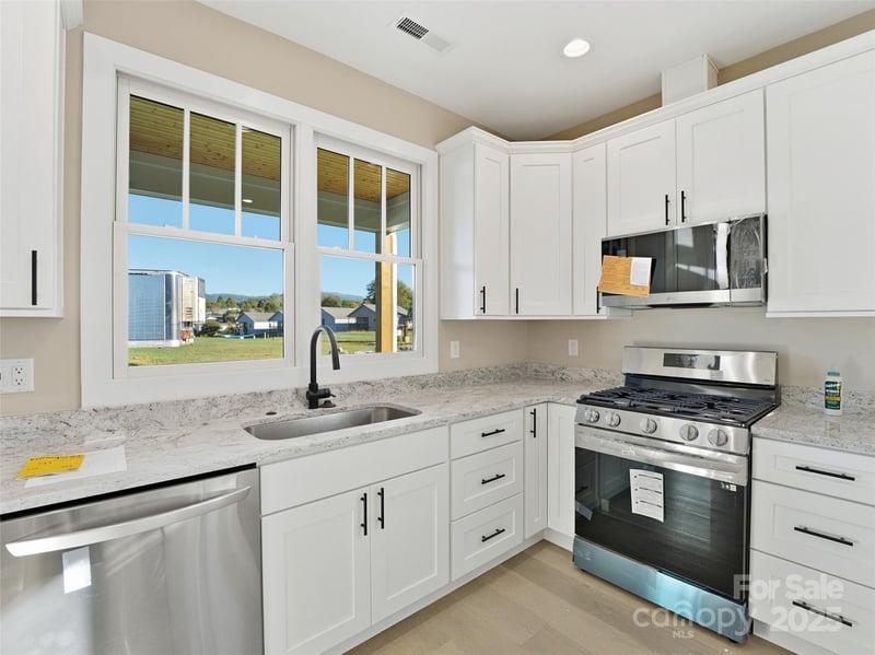 30 Olde Oak Ct, Hendersonville, NC 28792