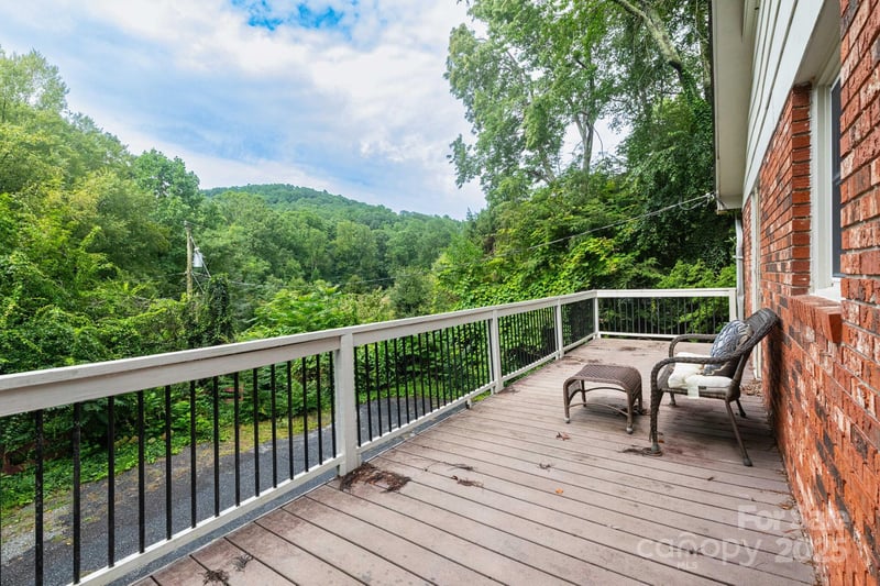 936 Toxaway Dr, Hendersonville, NC 28791