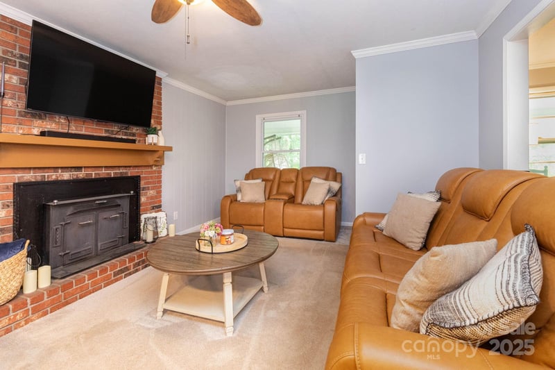 936 Toxaway Dr, Hendersonville, NC 28791