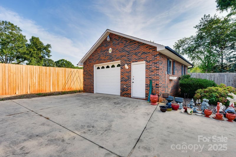 3132 Fox Den Cir, Iron Station, NC 28080