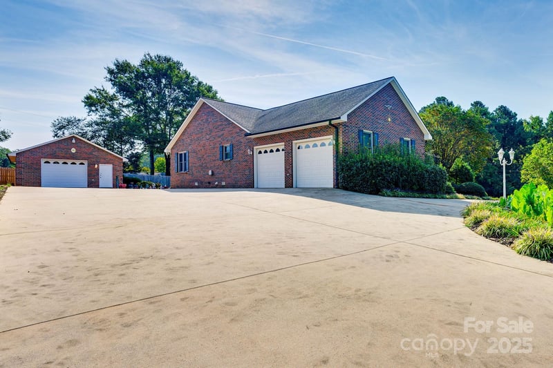 3132 Fox Den Cir, Iron Station, NC 28080