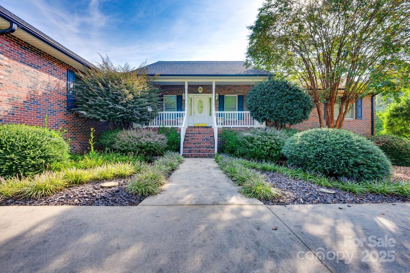 3132 Fox Den Cir, Iron Station, NC 28080